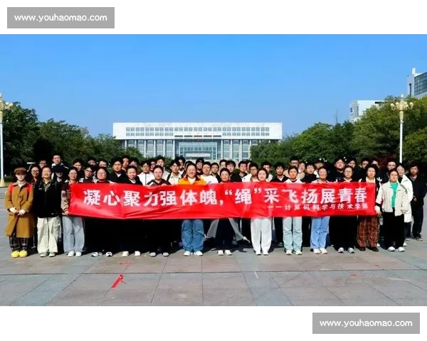 激烈角逐的拔河比赛展示团队合作与力量的完美对决